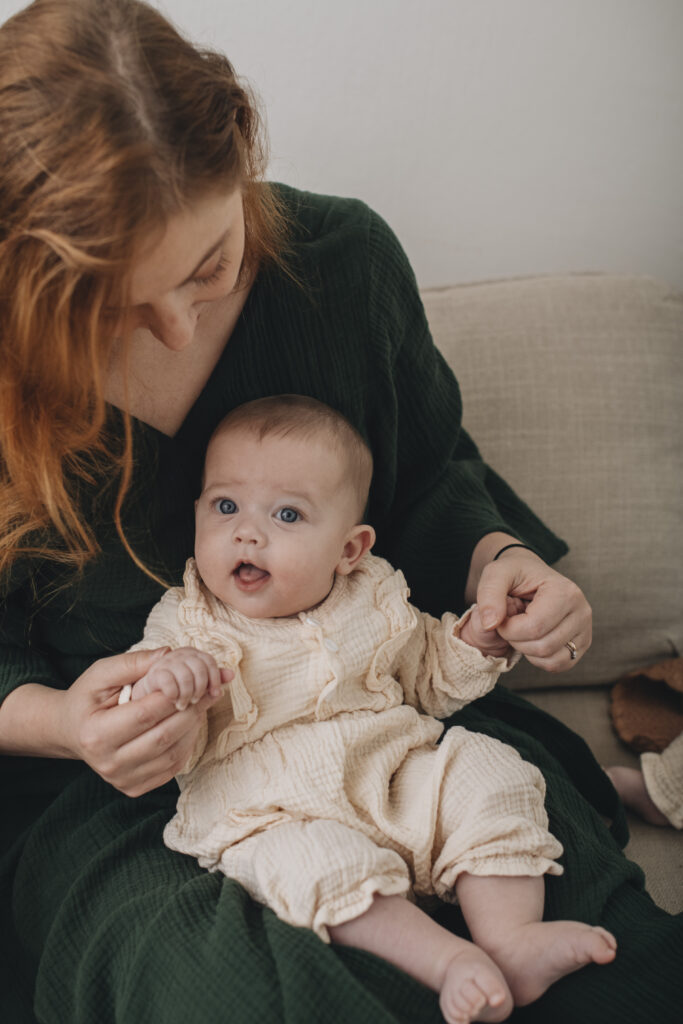 mom holding her baby´s hands